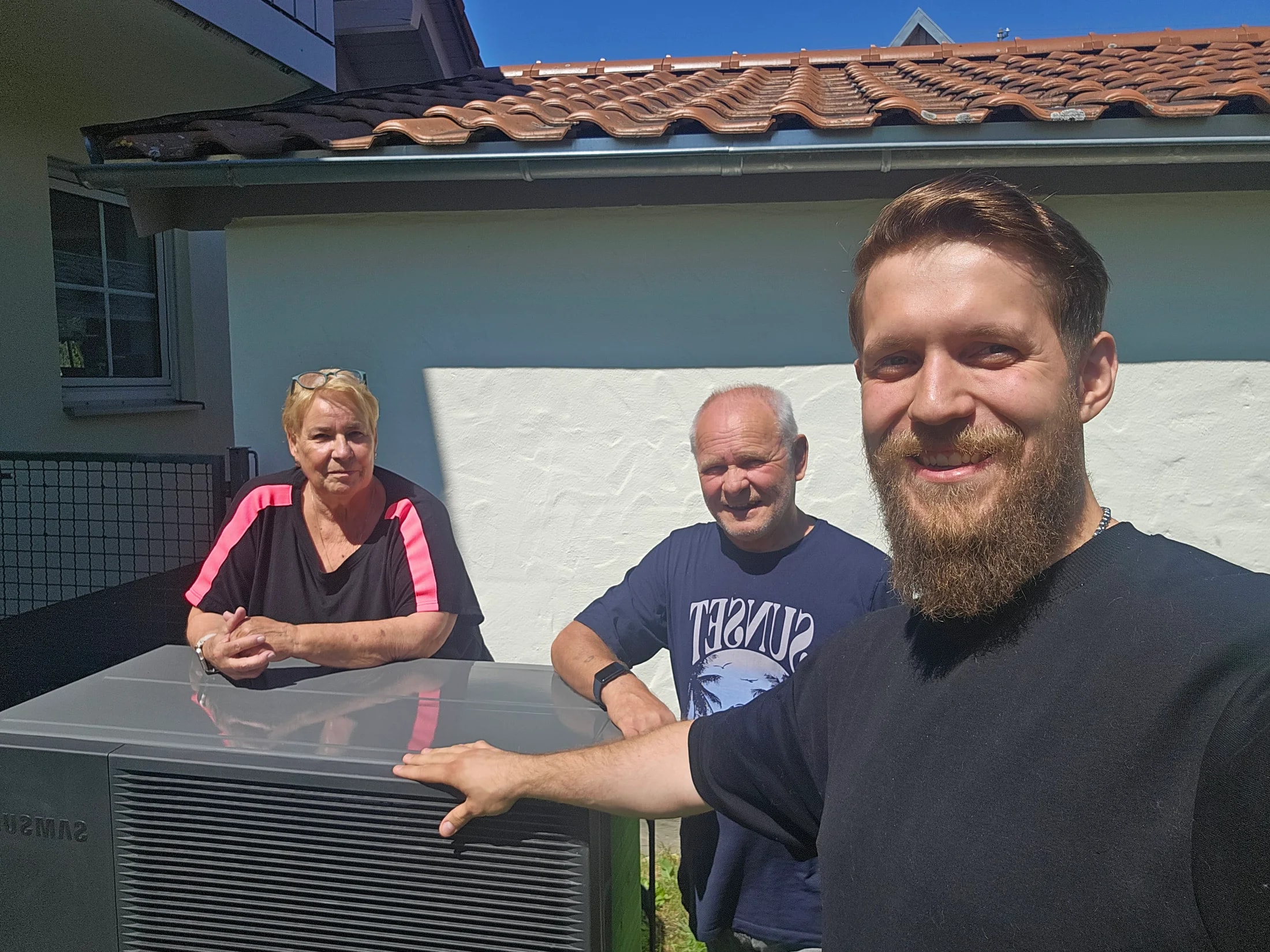 SüdEnergie-Team und Kunden bei einer Wärmepumpe in Wolfertschwenden