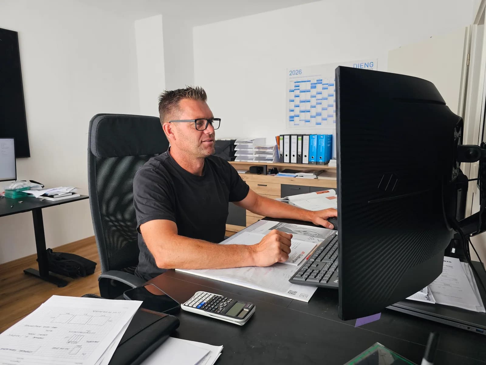 Dachdeckermeister Michael Vehlow bei der Dachplanung am Arbeitsplatz